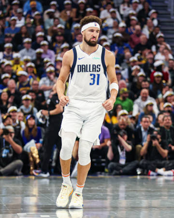 Doinb迎来十二赛季出色发挥，瑞士队观众热烈欢呼！